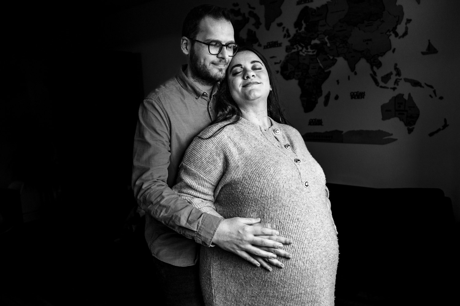 Séance photo maternité à Nancy, un instant suspendu pour un couple