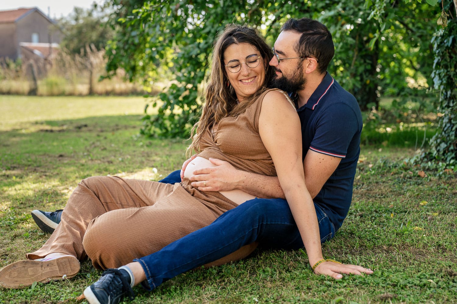 Séance photo maternité à Nancy, un instant suspendu pour un couple